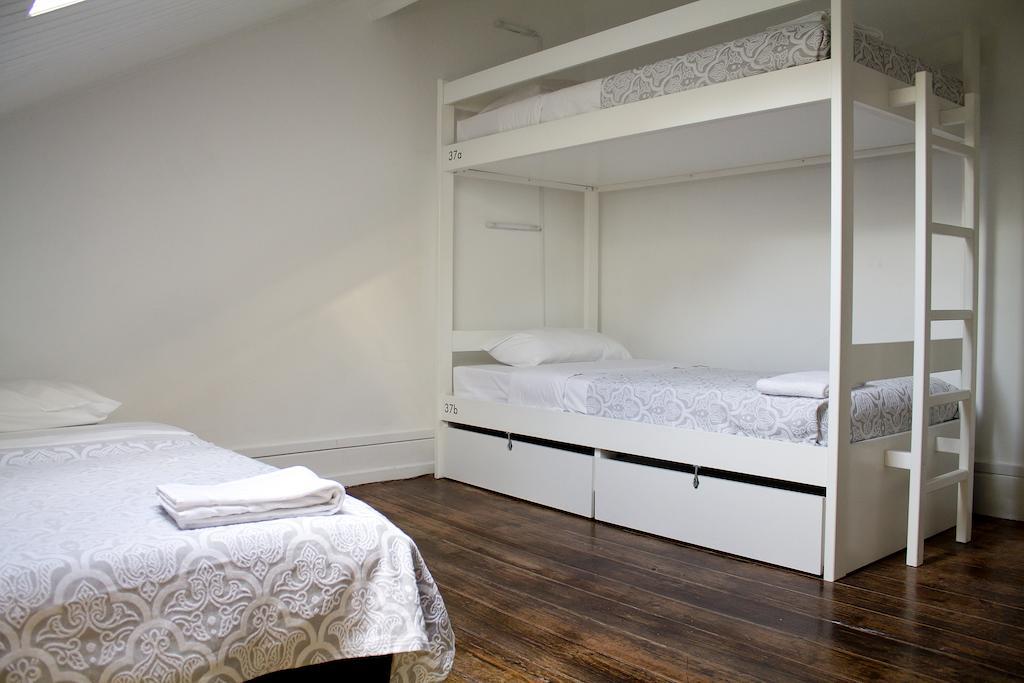 Cama en habitación compartida de 3 camas con baño compartido