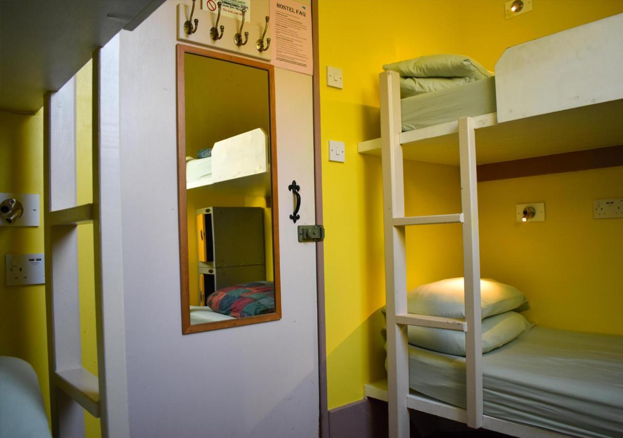 Cama en habitación femenina compartida de 4 camas
