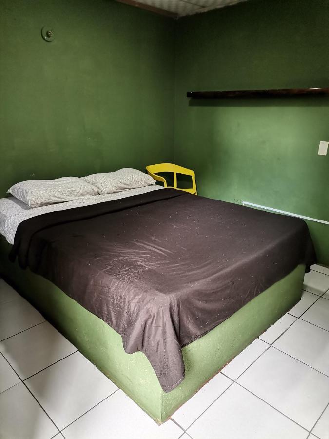 Habitación con cama grande