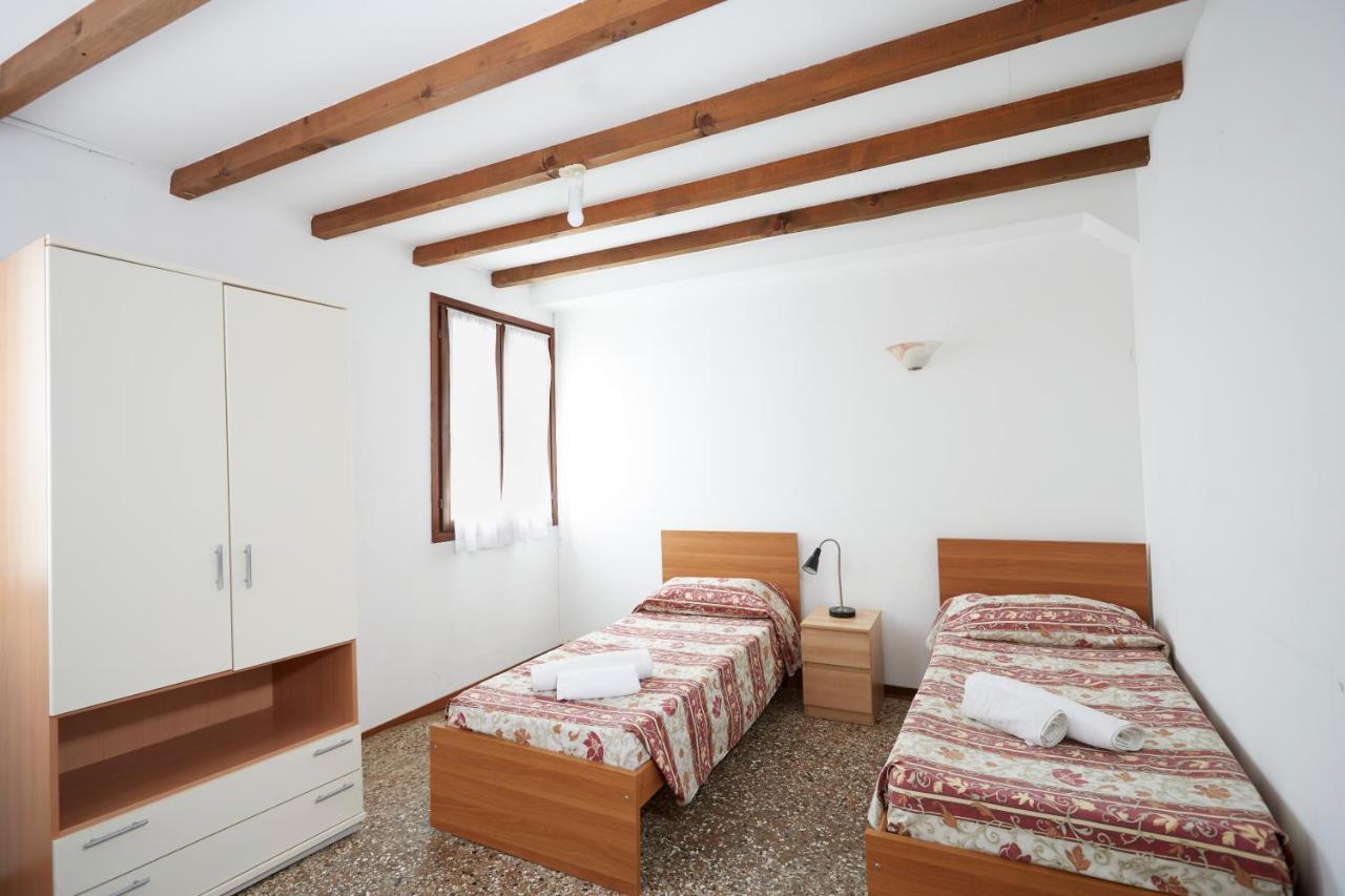 Camera Doppia con Letti Singoli e Bagno in Comune