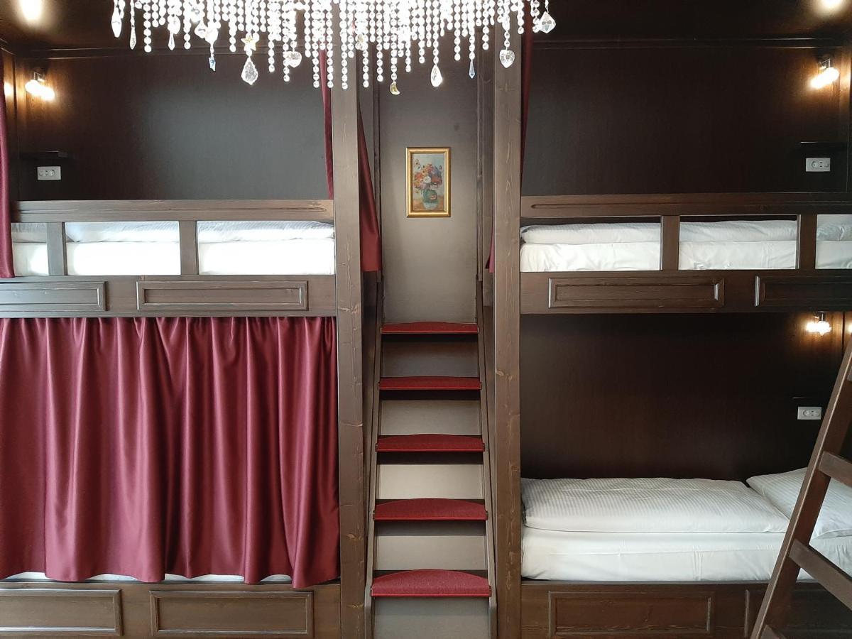 Bed 6-Bed Dormitory Room