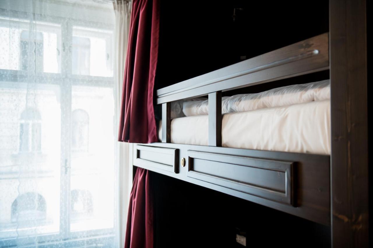 Bed 6-Bed Dormitory Room