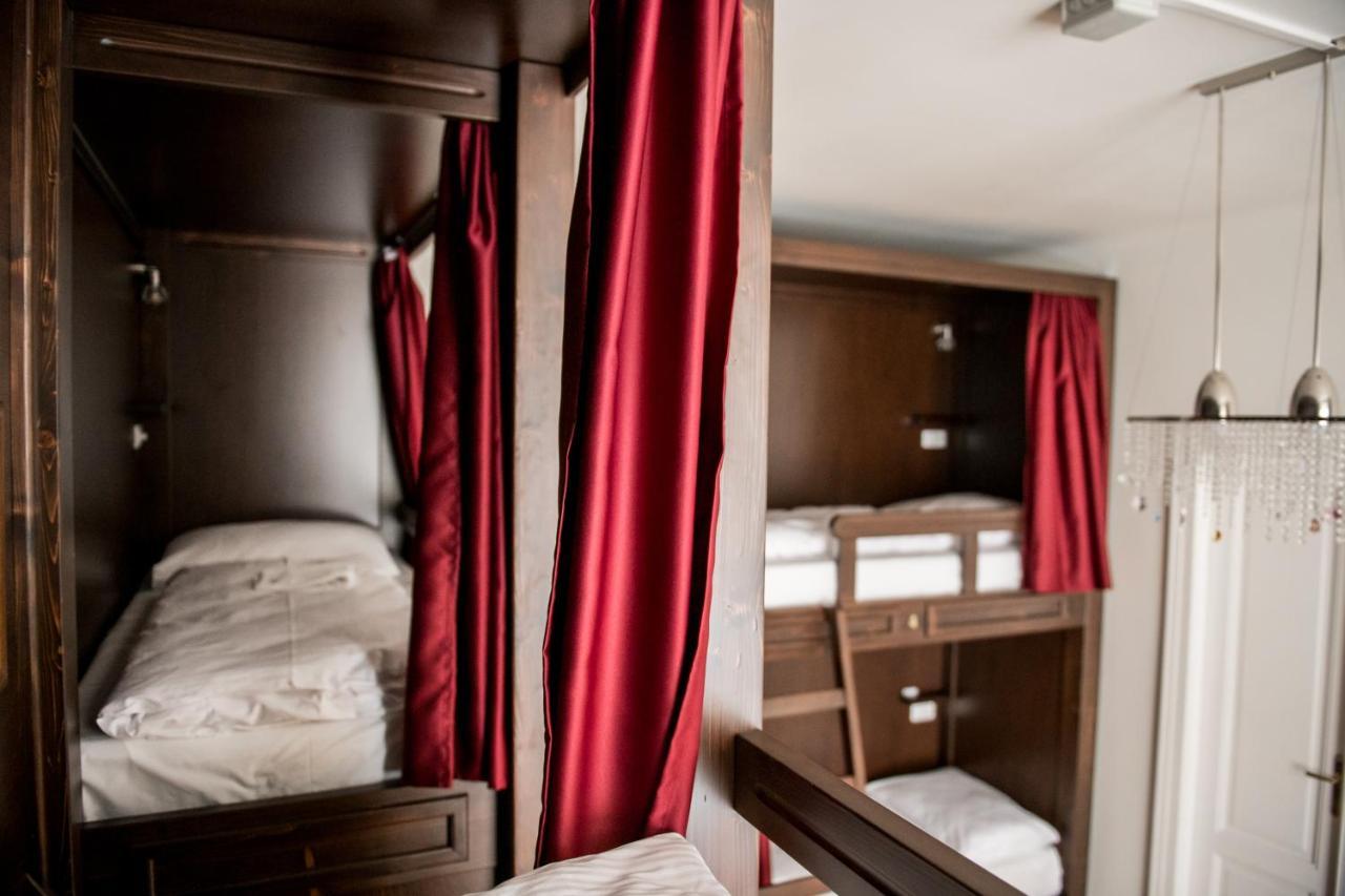 Bed 6-Bed Dormitory Room