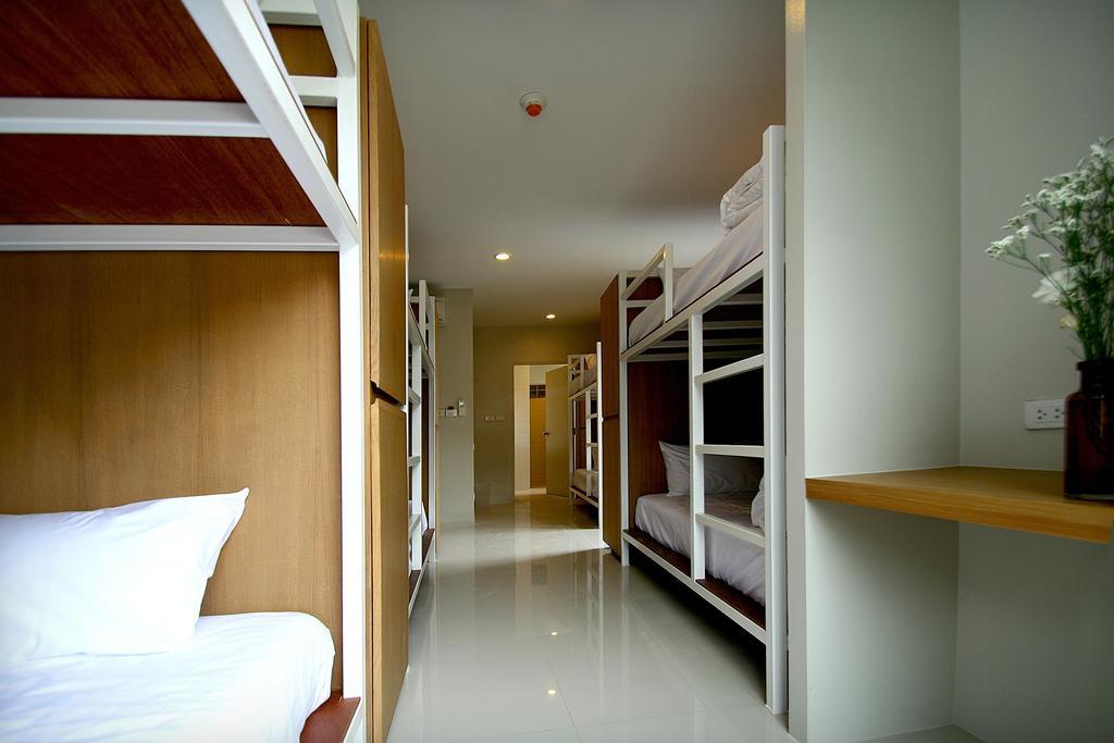 Cama individual en habitación compartida con 8 camas
