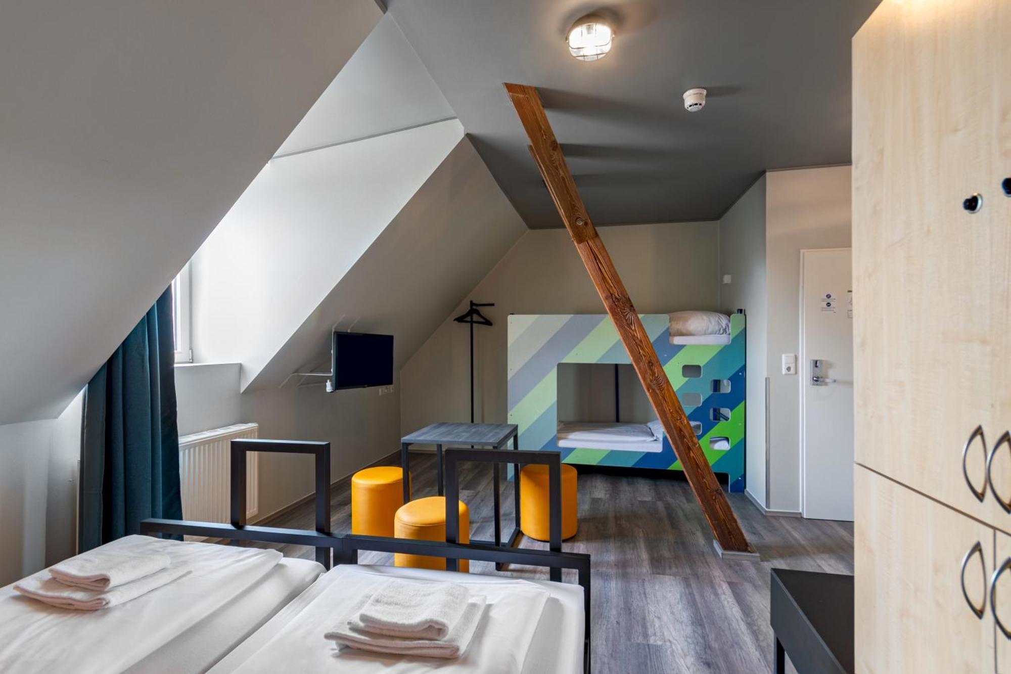 Familienzimmer (2 Erwachsene + 2 Kinder)
