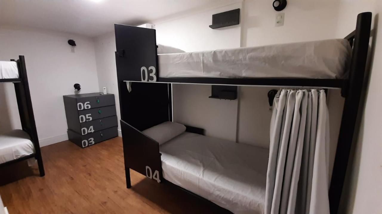 Cama de Solteiro em Dormitório Feminino com 6 Camas,1138252561:JPEG