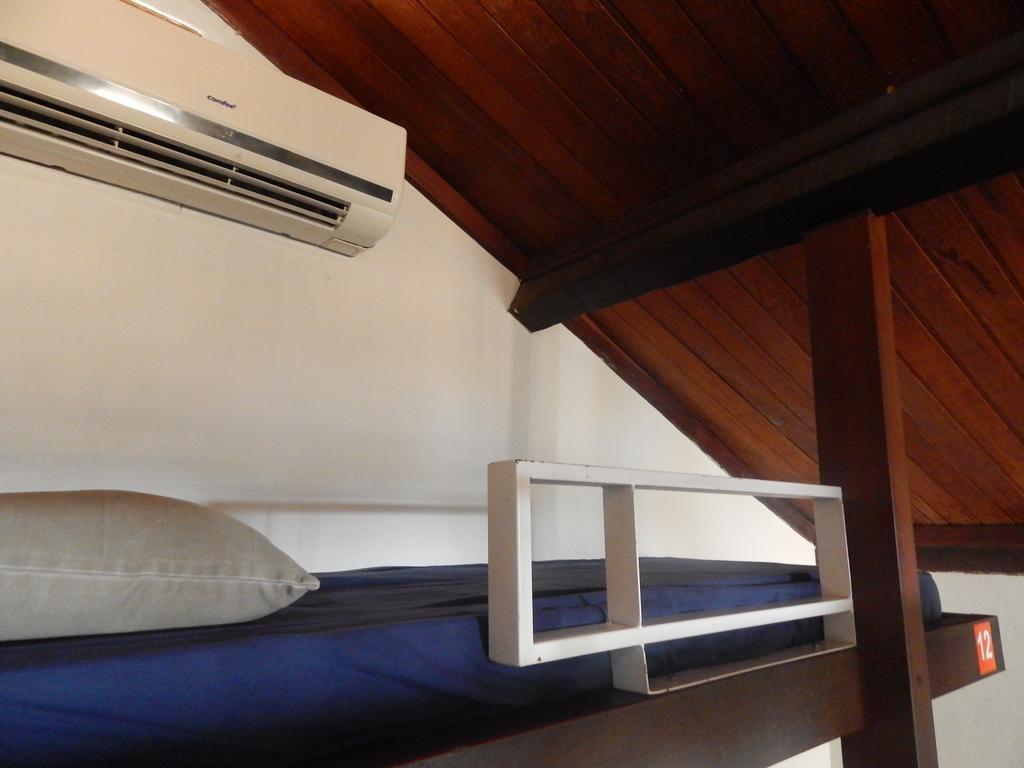 Cama en habitación compartida masculina con 8 camas y aire acondicionado