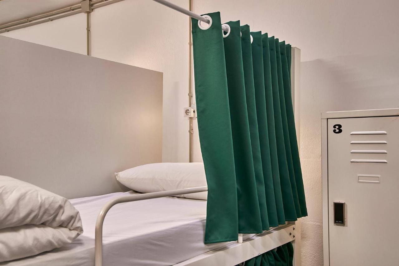 Bed 18-Bed Mixed Dormitory Room