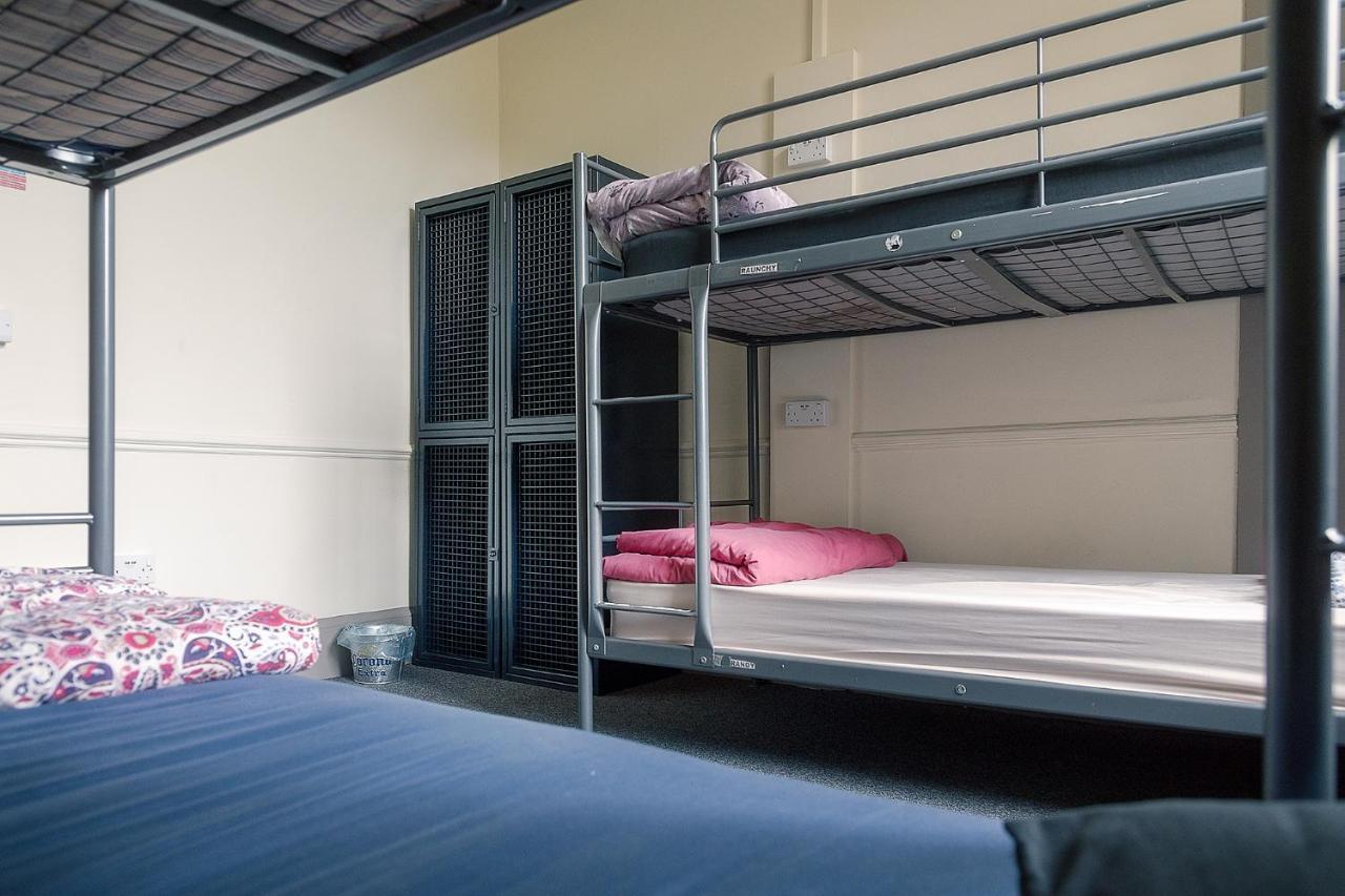 Lit Simple dans Dortoir pour Femmes
