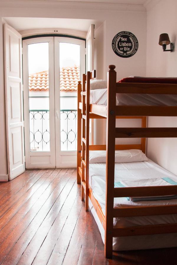 Cama num Dormitório Misto com 4 Camas