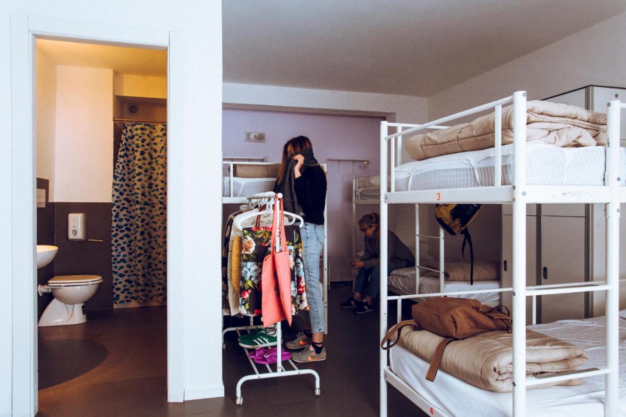 Lit dans Dortoir pour Femmes de 8 Lits