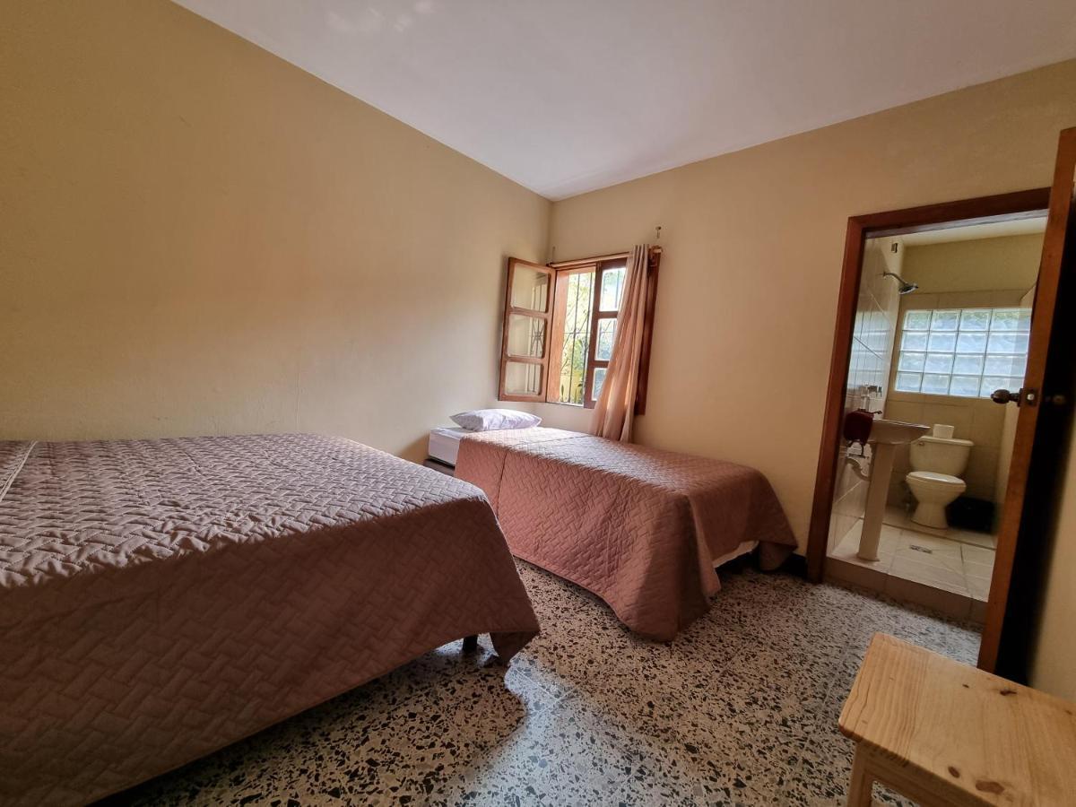 Tweepersoonskamer met 2 Aparte Bedden en Eigen Badkamer