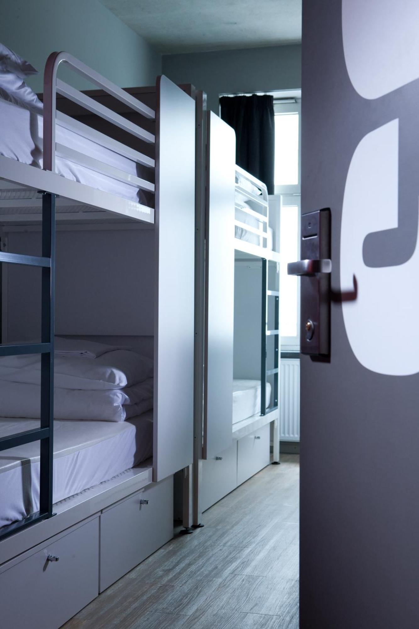 Posto Letto in Dormitorio Misto con 6 Letti e Bagno Privato