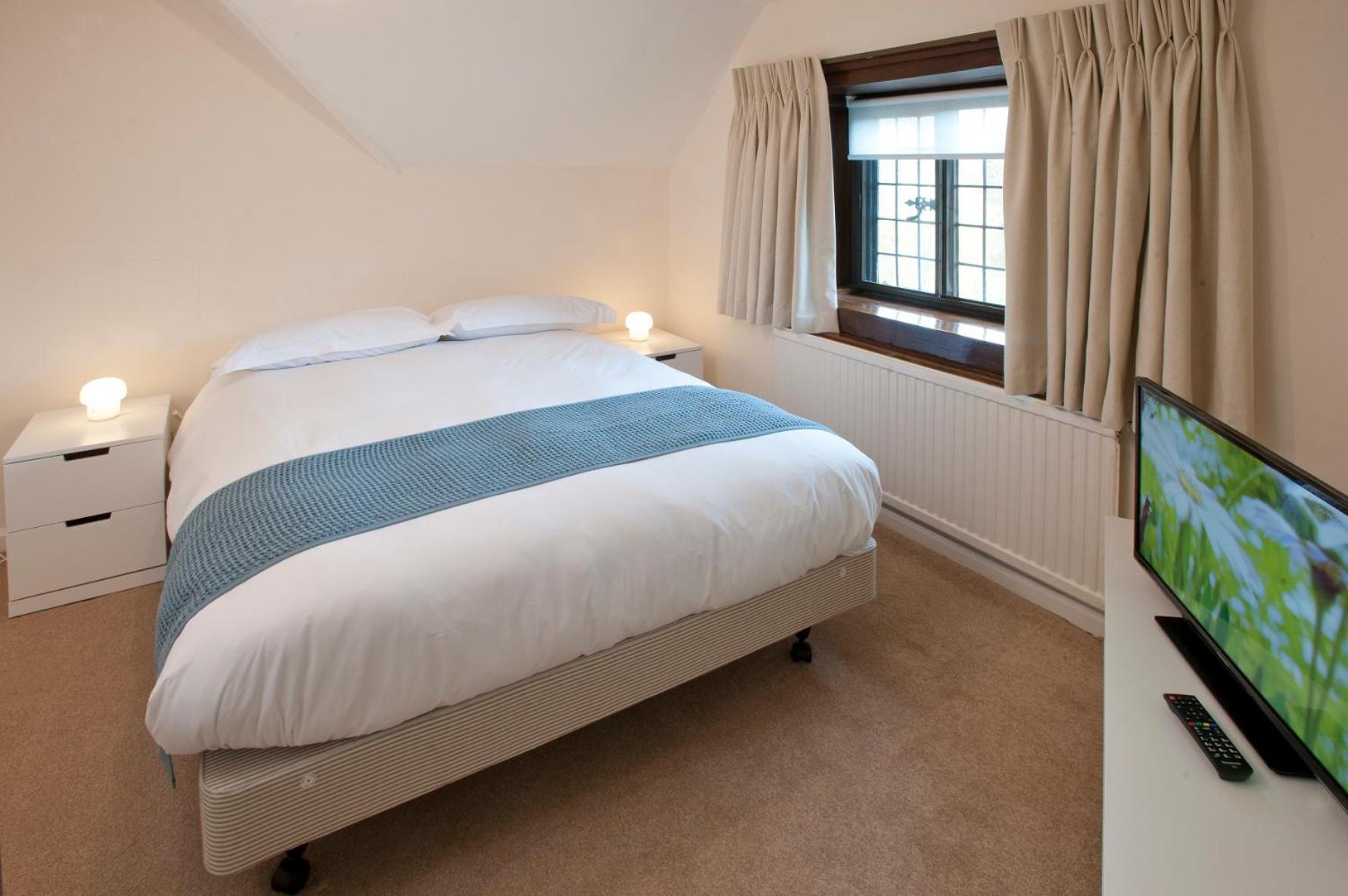 Three-Bedroom House,1215490249:JPEG