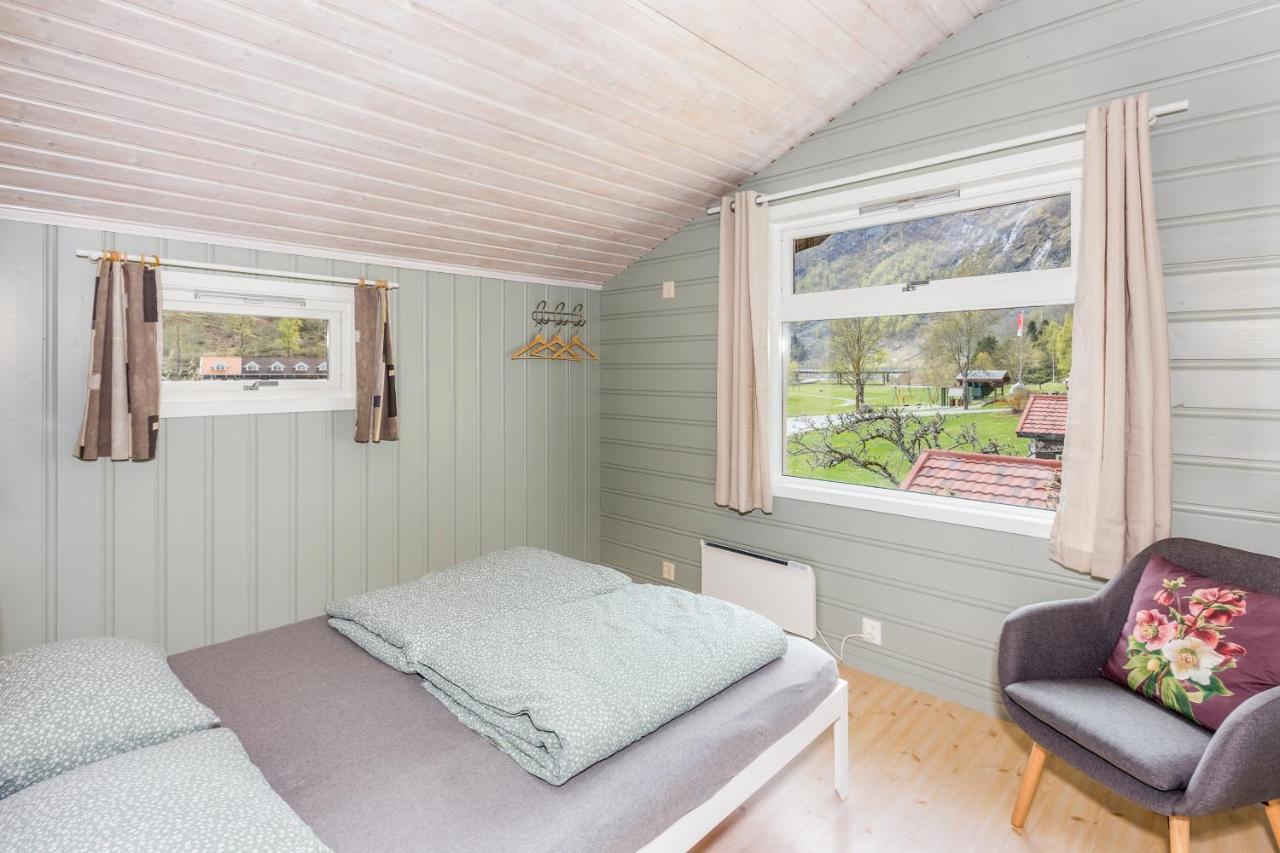 Tweepersoonskamer met 2 Aparte Bedden en Gedeelde Badkamer