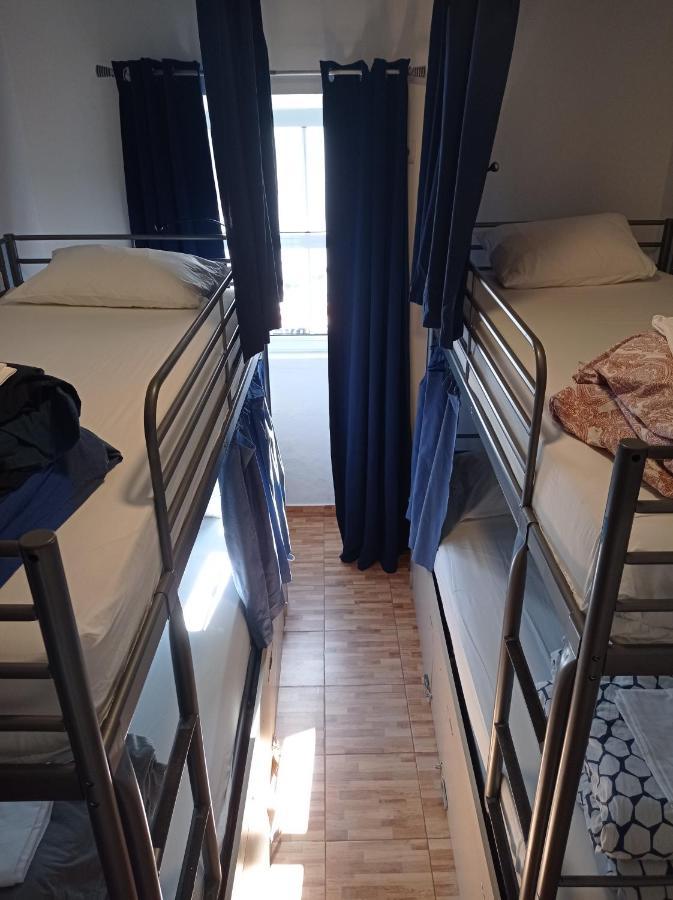 Cama num Dormitório Misto com 4 Camas