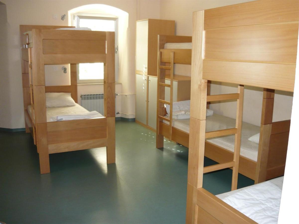 Bed in een Gemengde Slaapzaal met 6 Bedden