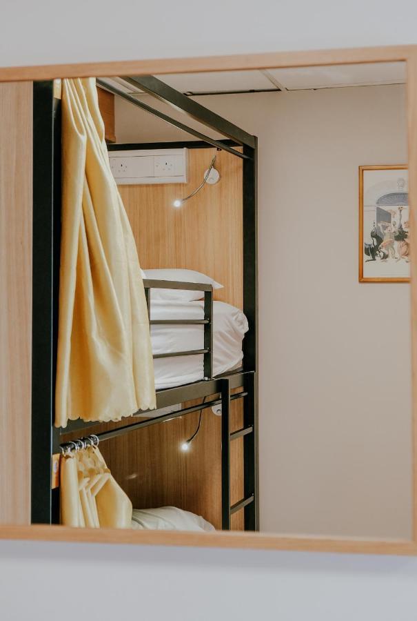 Cama en habitación compartida mixta con 6 camas y baño compartido