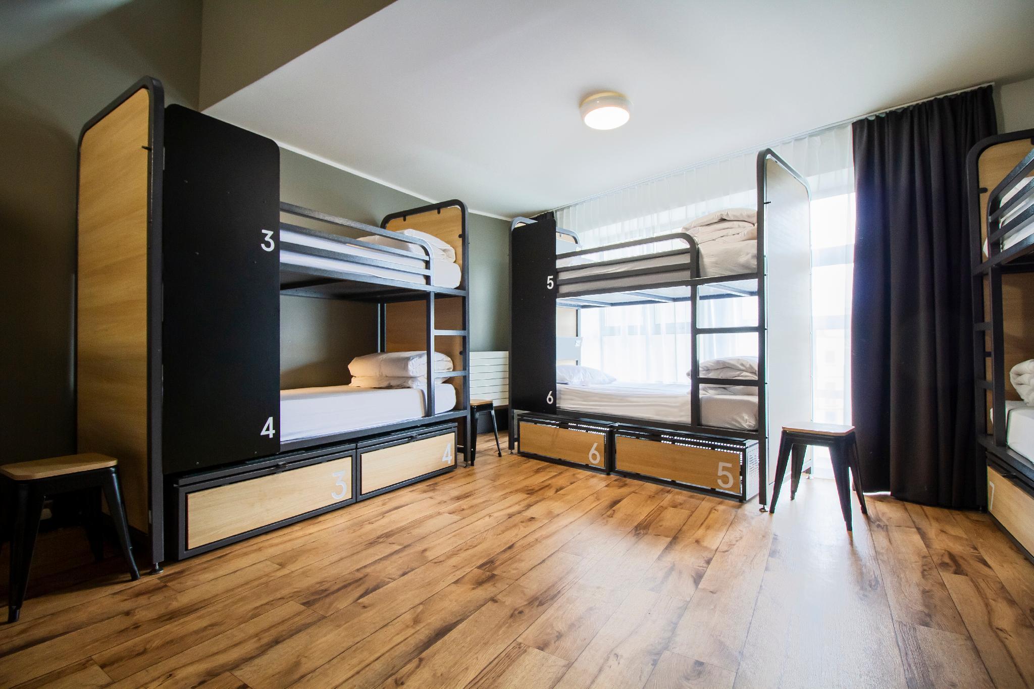 Camera Privata con 8 Letti e Bagno in Comune