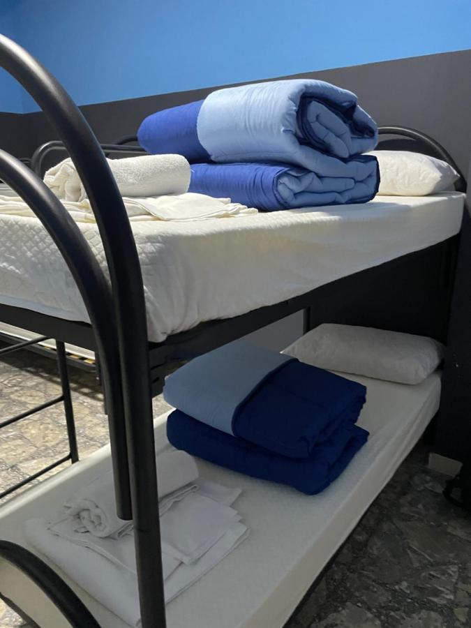 Lit Simple dans Dortoir pour Hommes avec Salle de Bains Commune