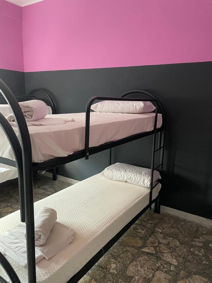 Lit dans Dortoir pour Femmes de 6 Lits