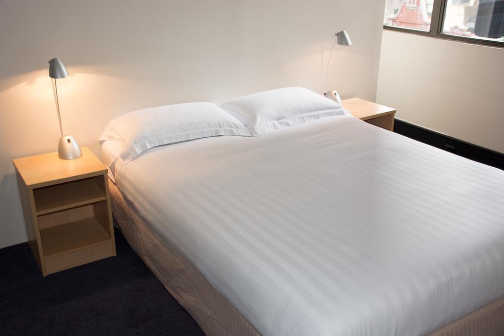Chambre Lit Queen-Size avec Salle de Bains Commune