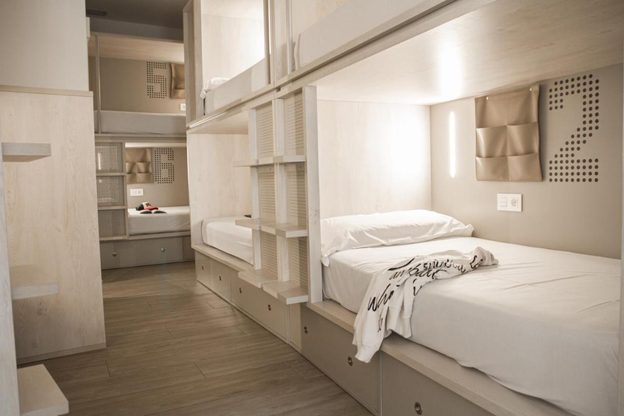 Cama em Dormitório Misto com 8 Camas e Casa de Banho Privativa