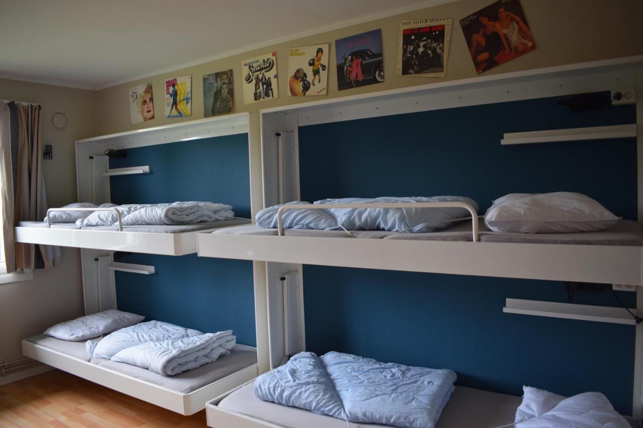 Cama en habitación compartida masculina de 6 camas