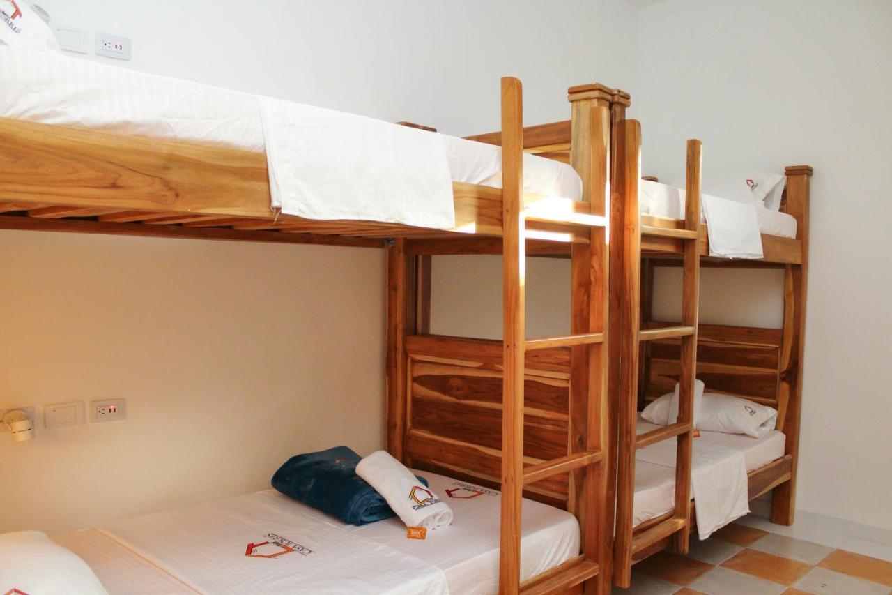 Cama individual en un dormitorio compartido femenino de 4 camas