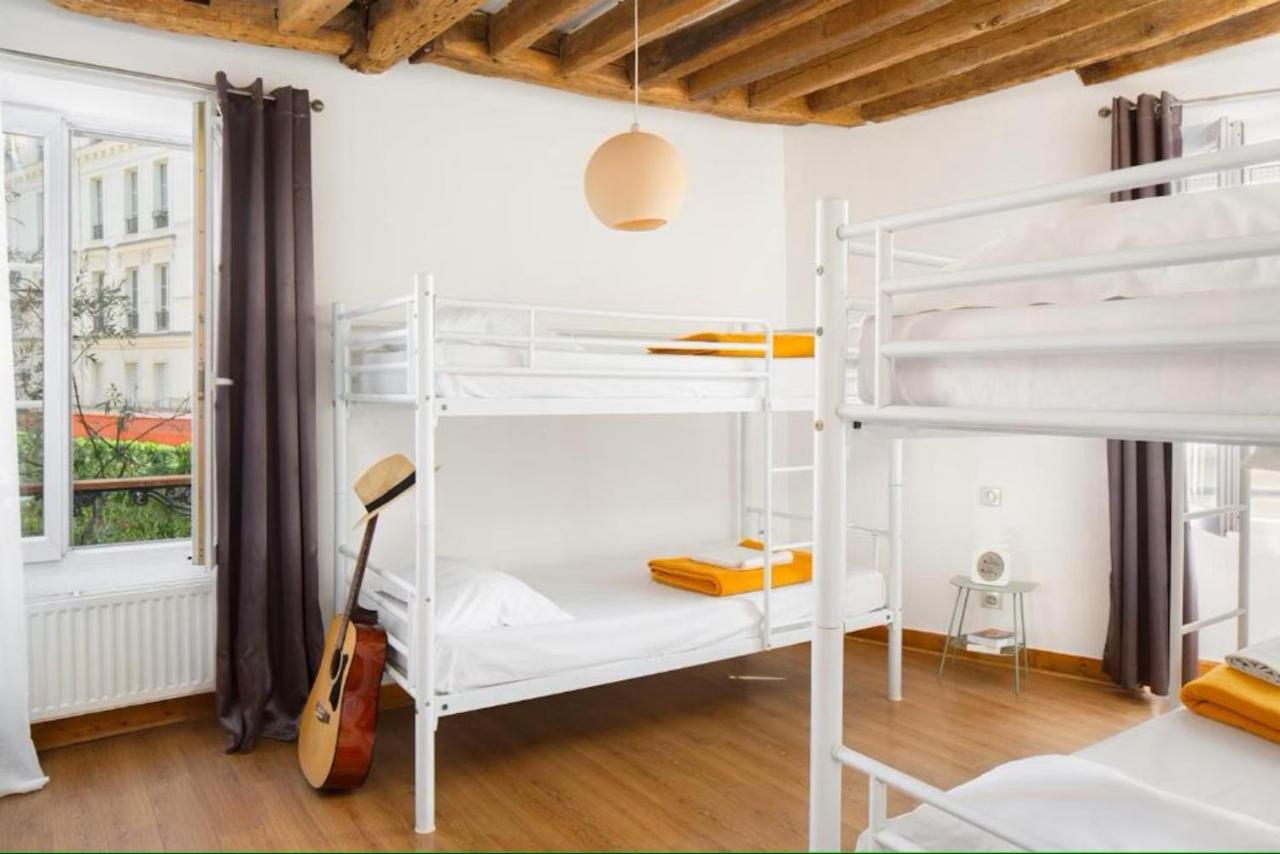 Bed in een Gemengde Slaapzaal met 12 Bedden