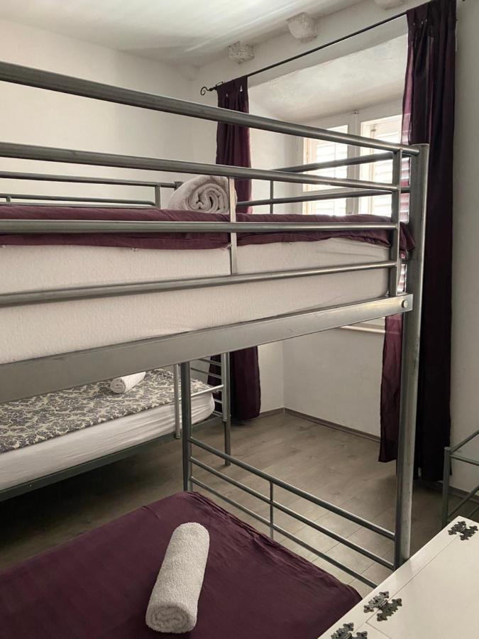 Posto Letto in Dormitorio Misto con 4 Letti