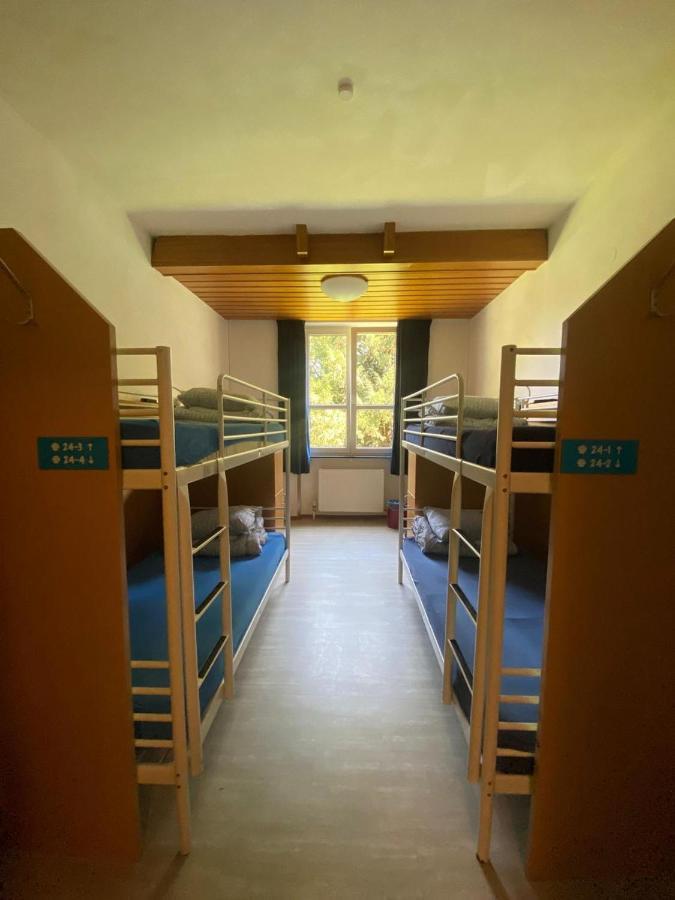 Ein Bett in einem Schlafsaal