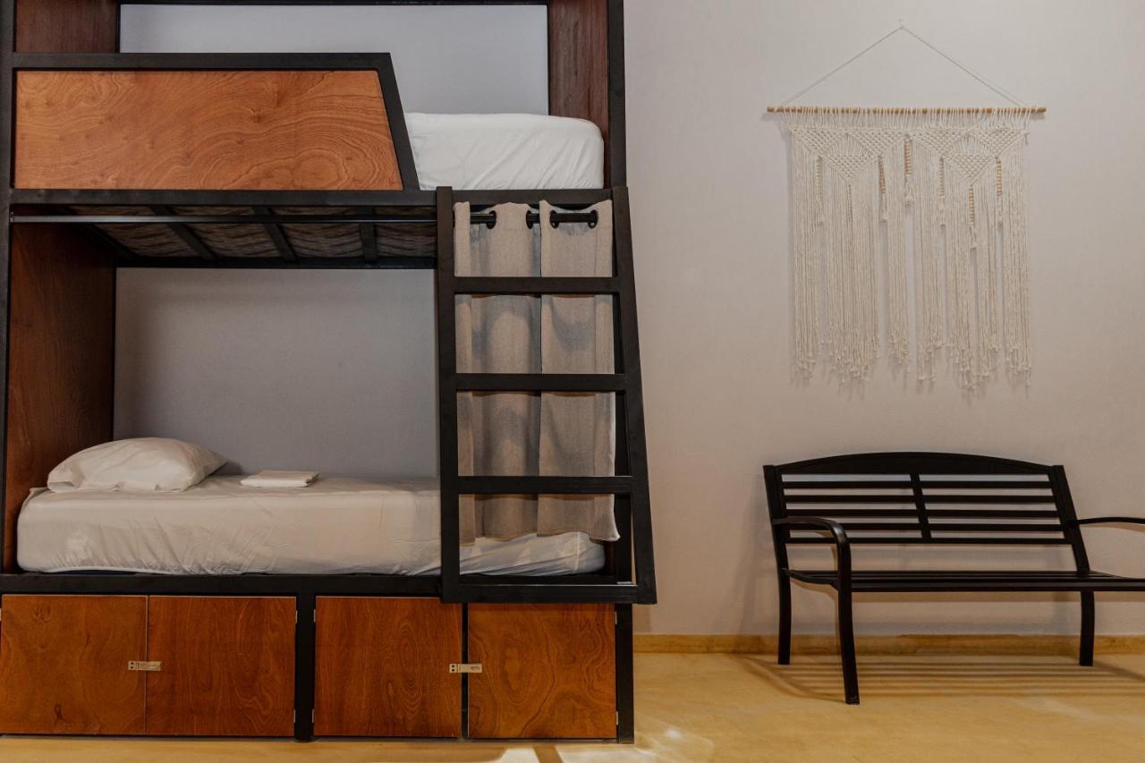 Cama en habitación femenina compartida de 4 camas