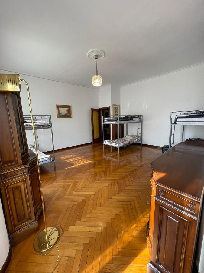 Posto Letto in Dormitorio Misto con 6 Letti