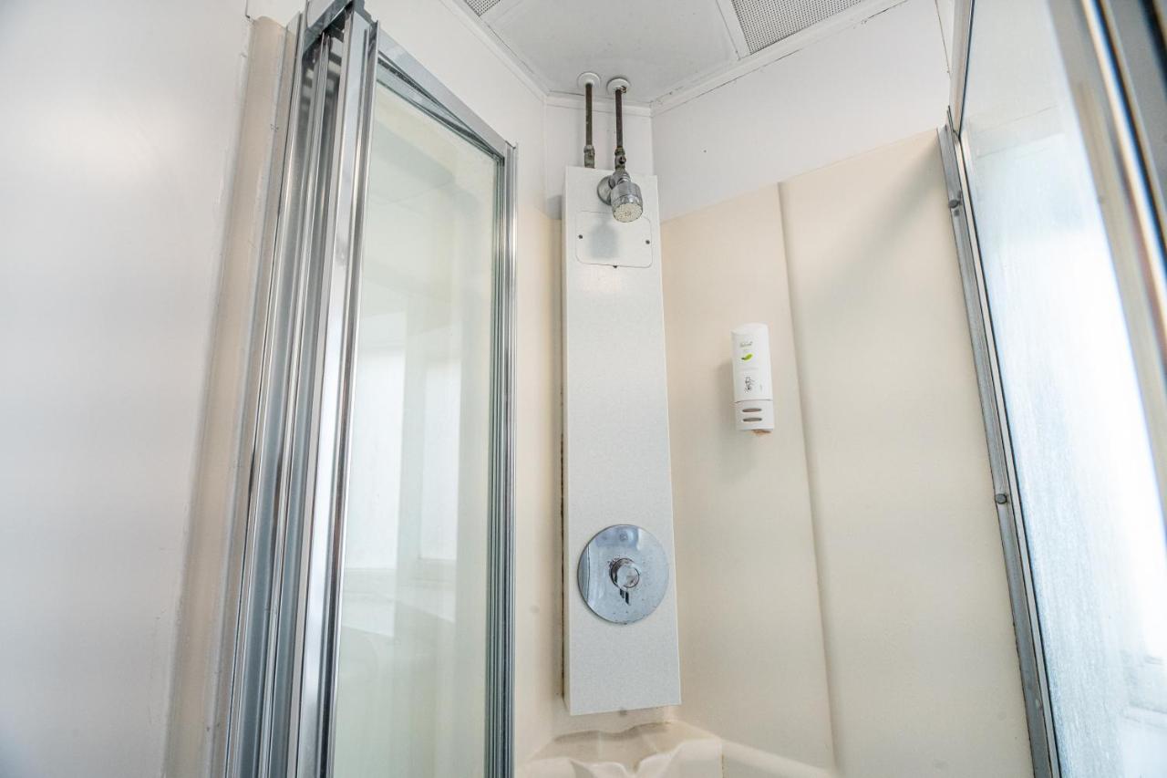 Cama en habitación compartida mixta de 9 camas con baño compartido