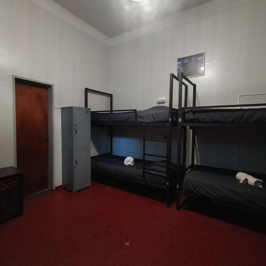Cama num Dormitório Misto com 4 Camas