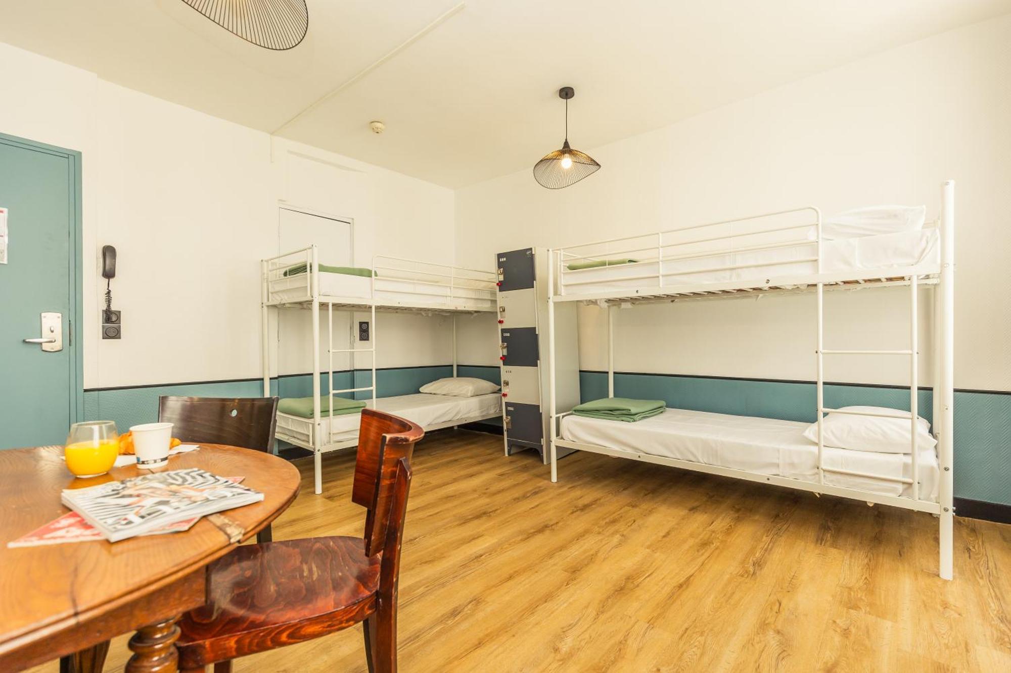 Bed in Vrouwenslaapzaal met 4 Bedden en Gedeelde Badkamer