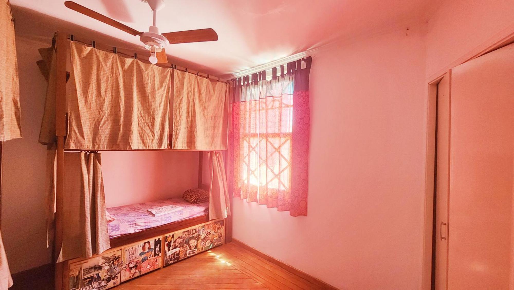 Cama num Dormitório Misto com 4 Camas
