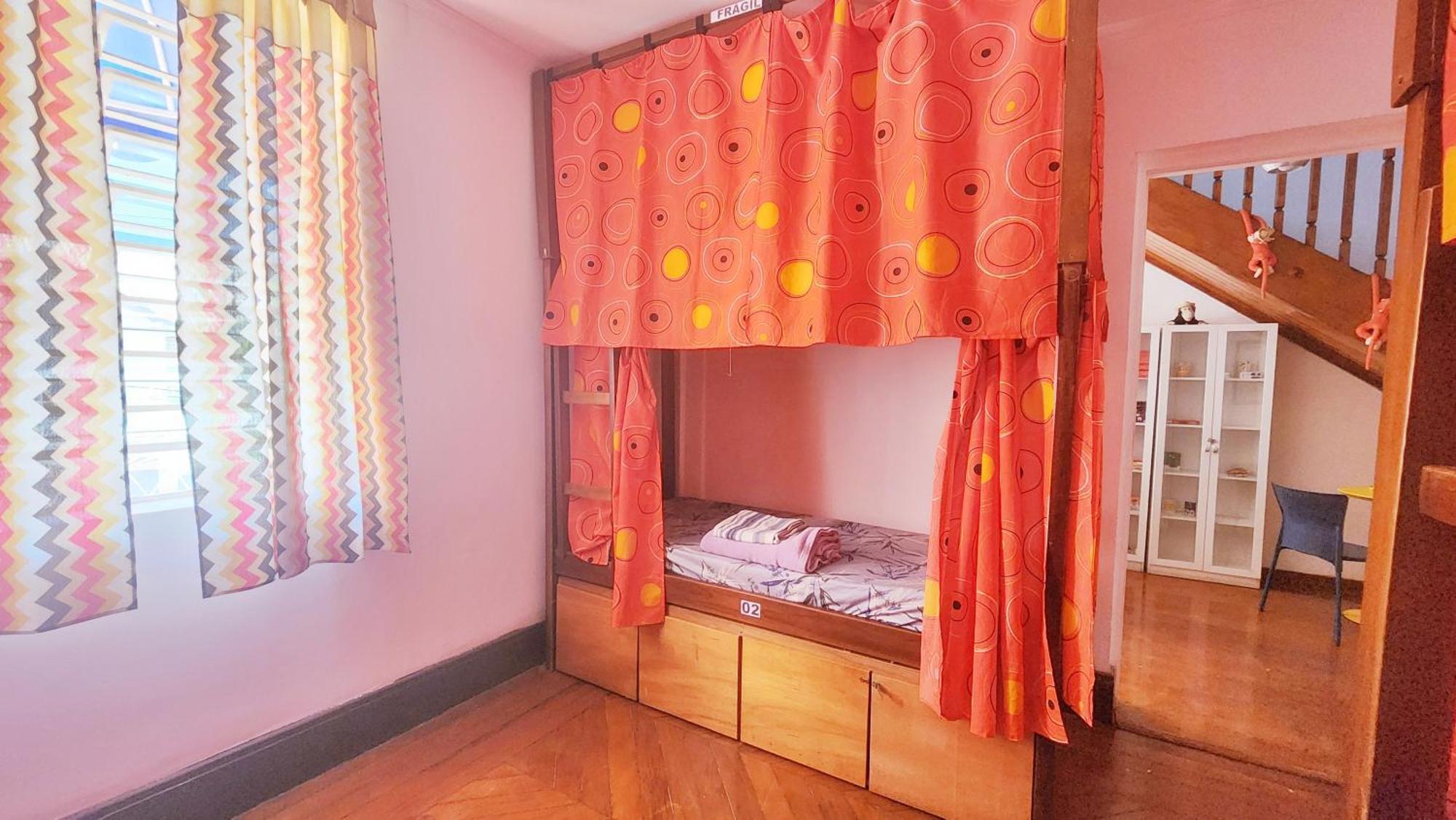 Cama em Dormitório Misto com 6 Camas e Ventoinha