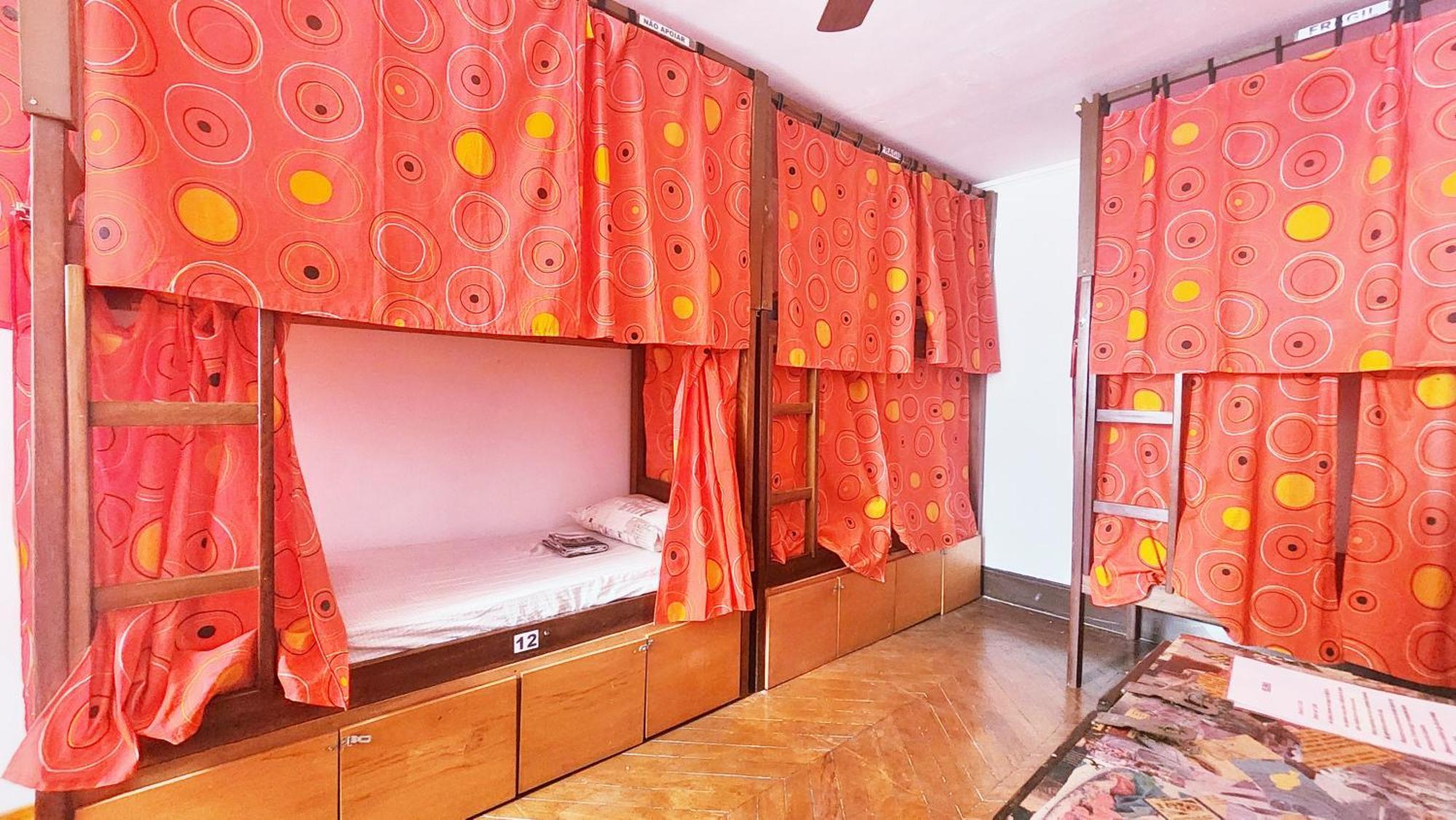 Cama em Dormitório Misto de 8 Camas com Ventoinha