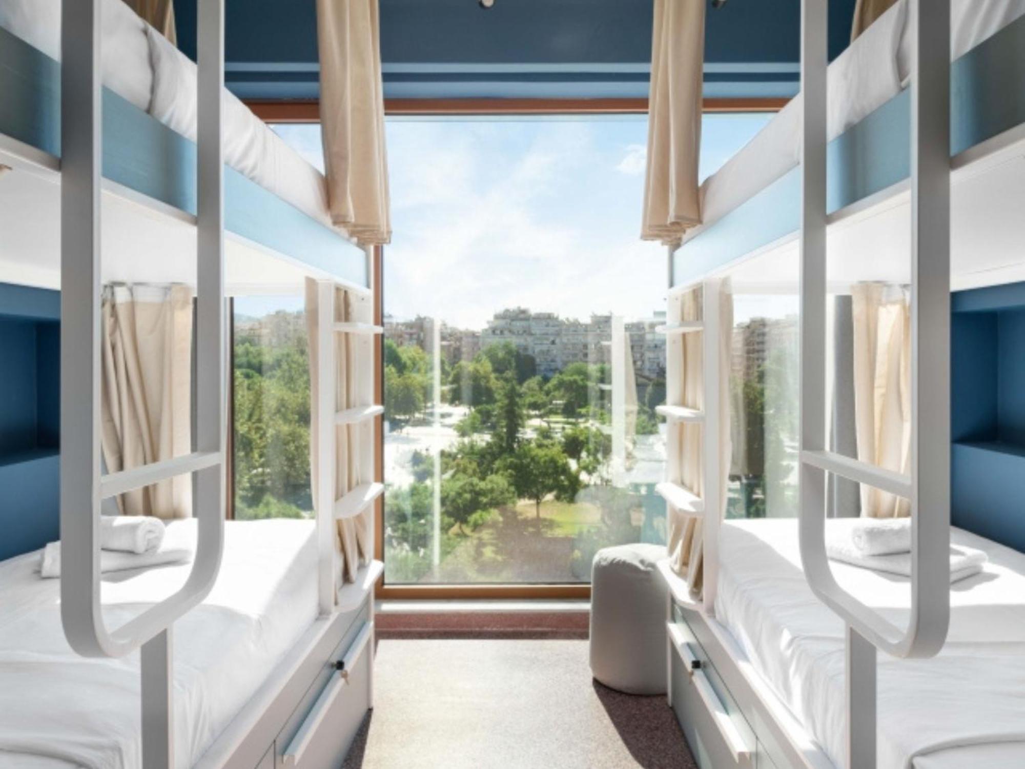 Bett im gemischten Schlafsaal mit 6 Betten und Stadtblick