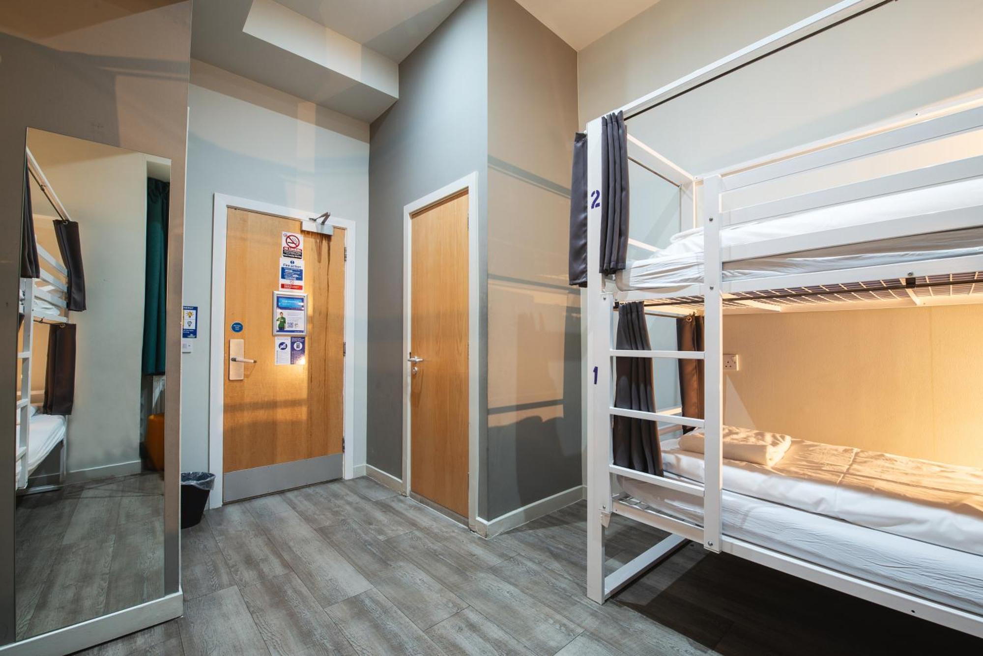 Posto Letto in Dormitorio con 4 Letti