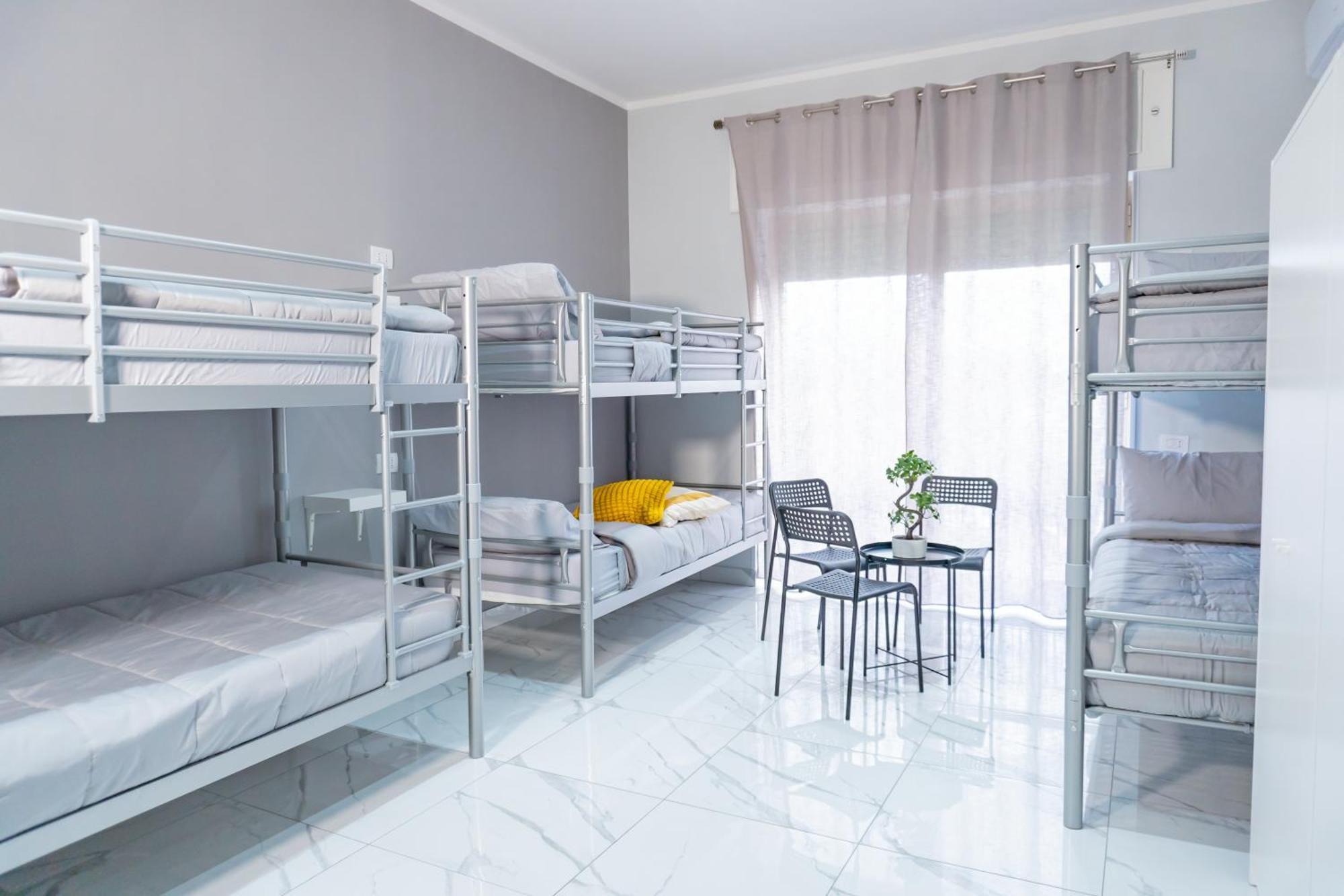 Posto Letto in Dormitorio Misto con 6 Letti