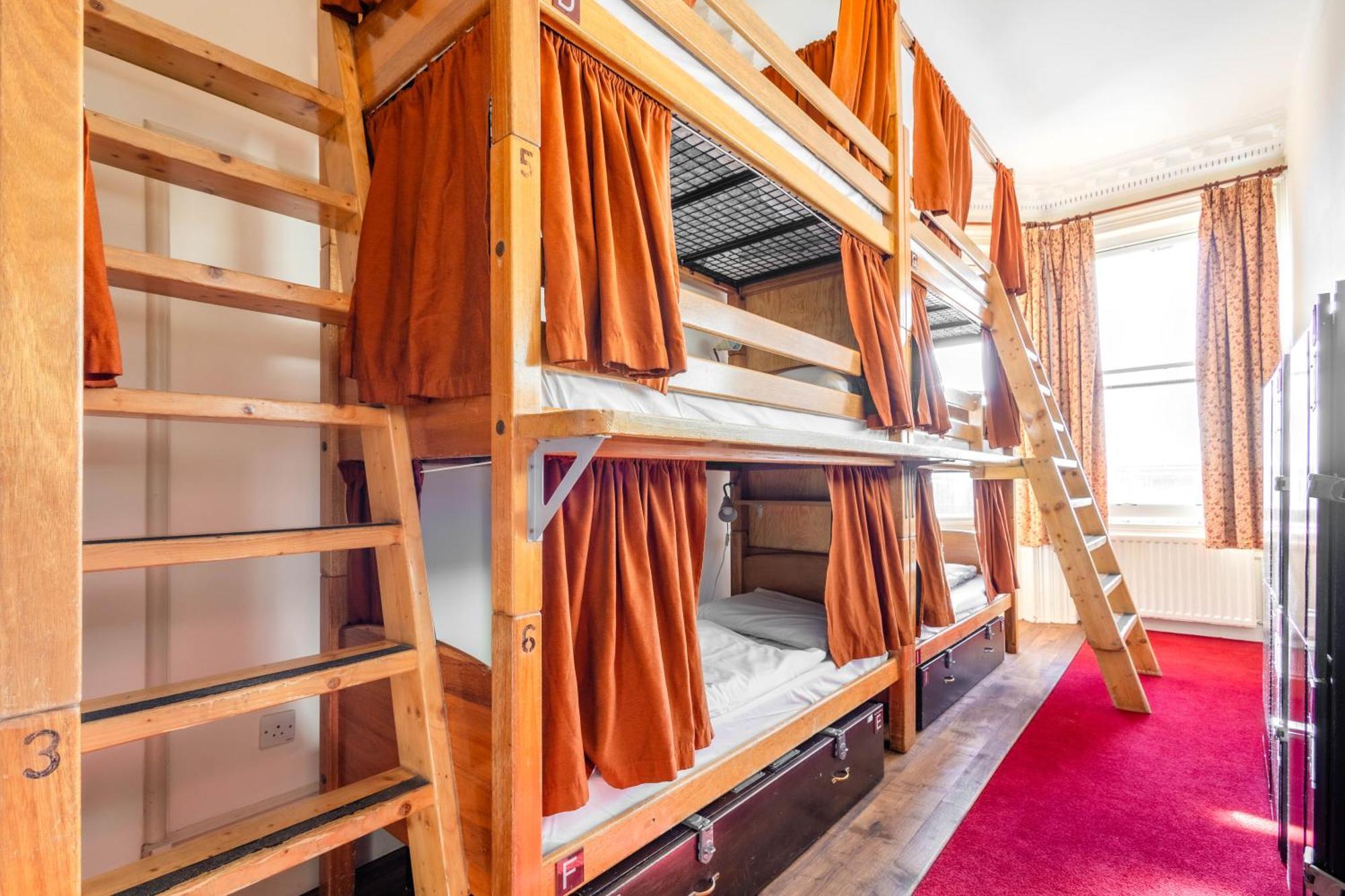 Bed in een Gemengde Slaapzaal met 10 Bedden