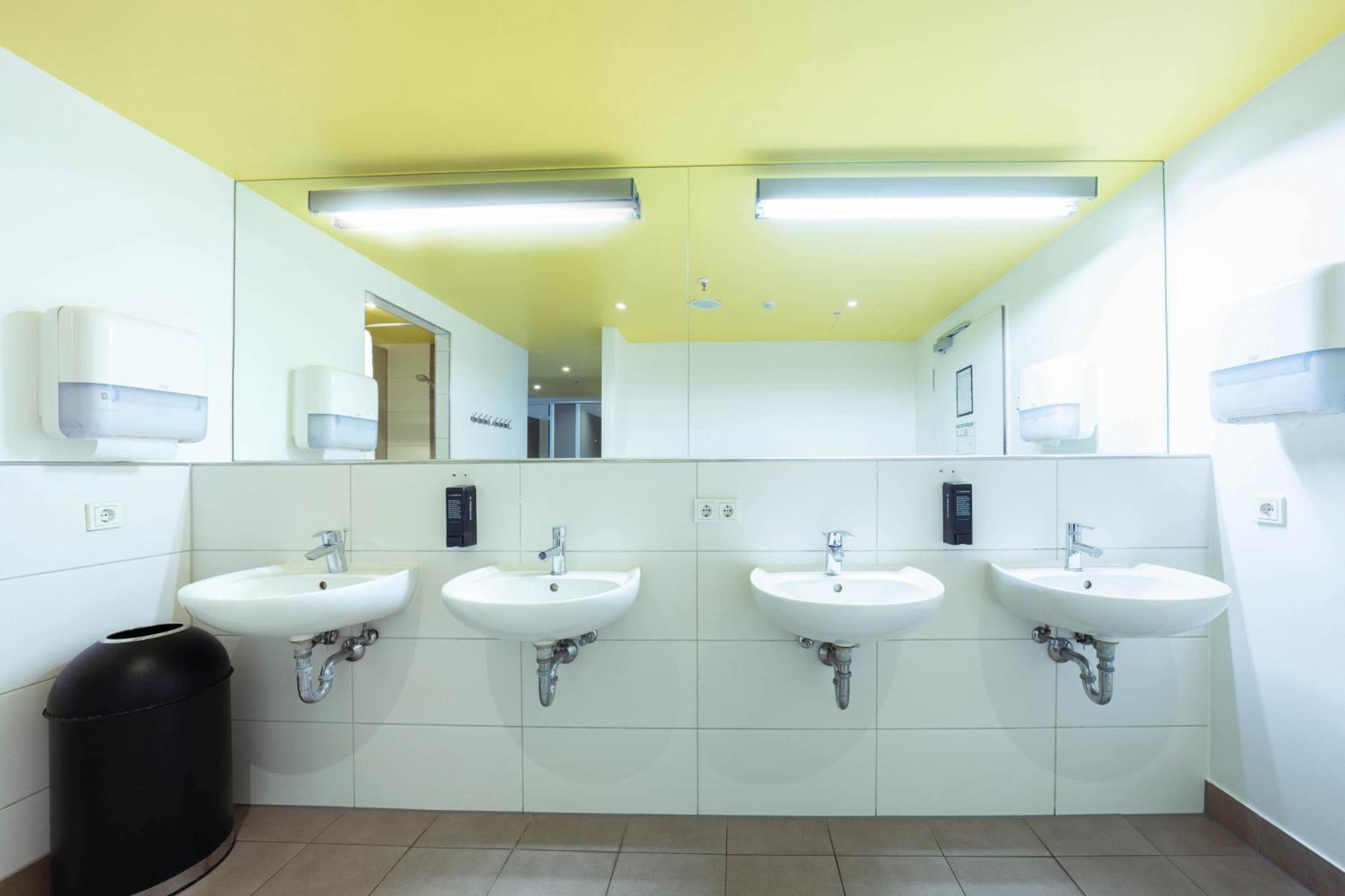Sistemazione con 6 Letti e Bagno in Comune