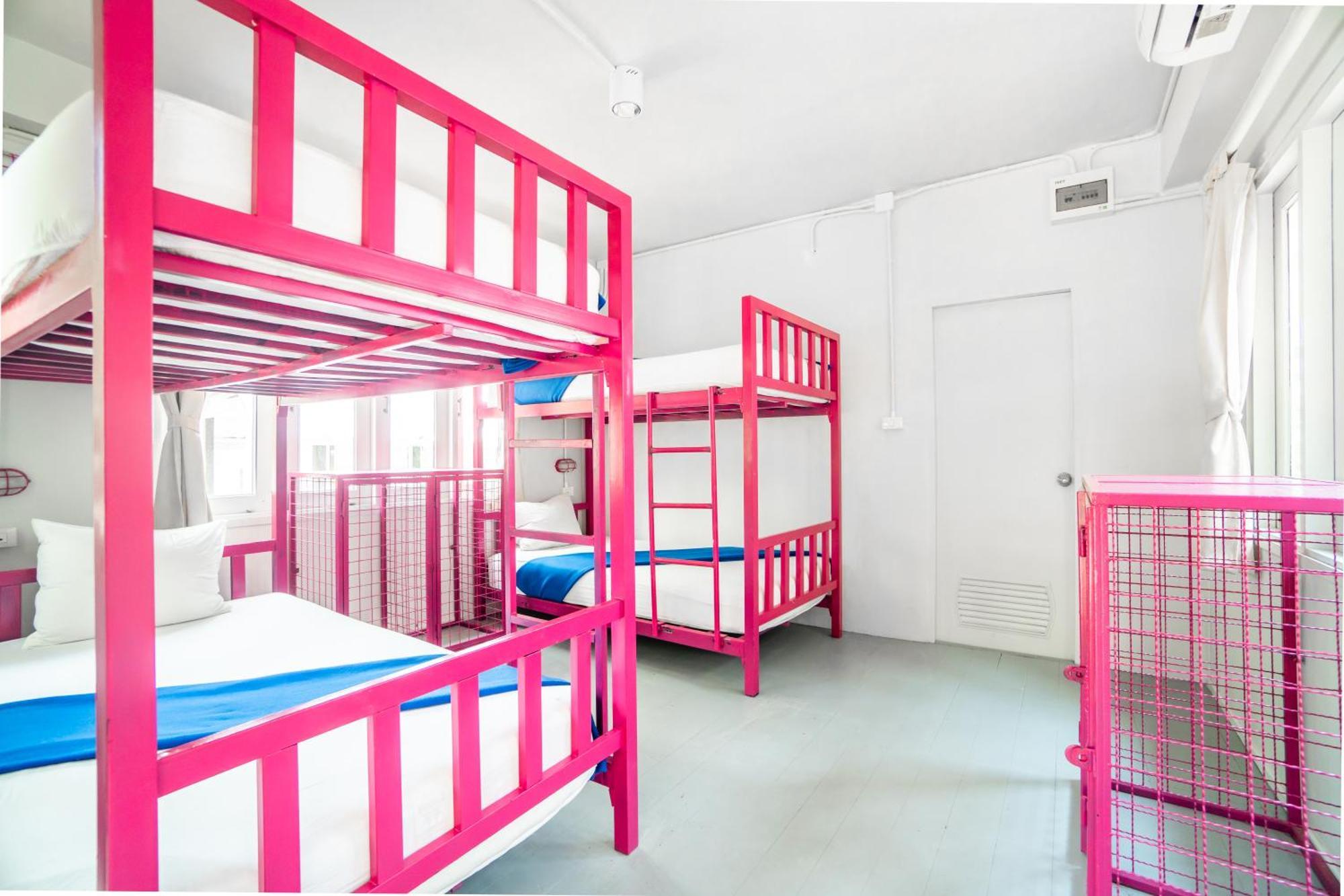 Lit dans Dortoir pour Femmes de 6 Lits