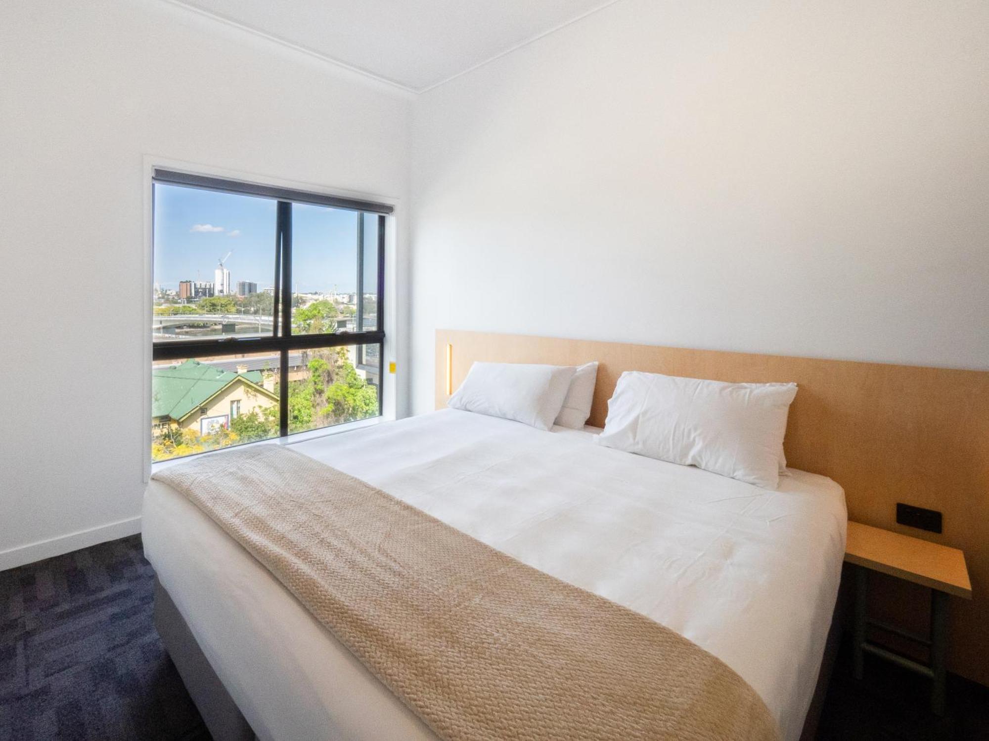 Hébergement Lit King-Size avec Salle de Bains Privative - Vue sur Fleuve