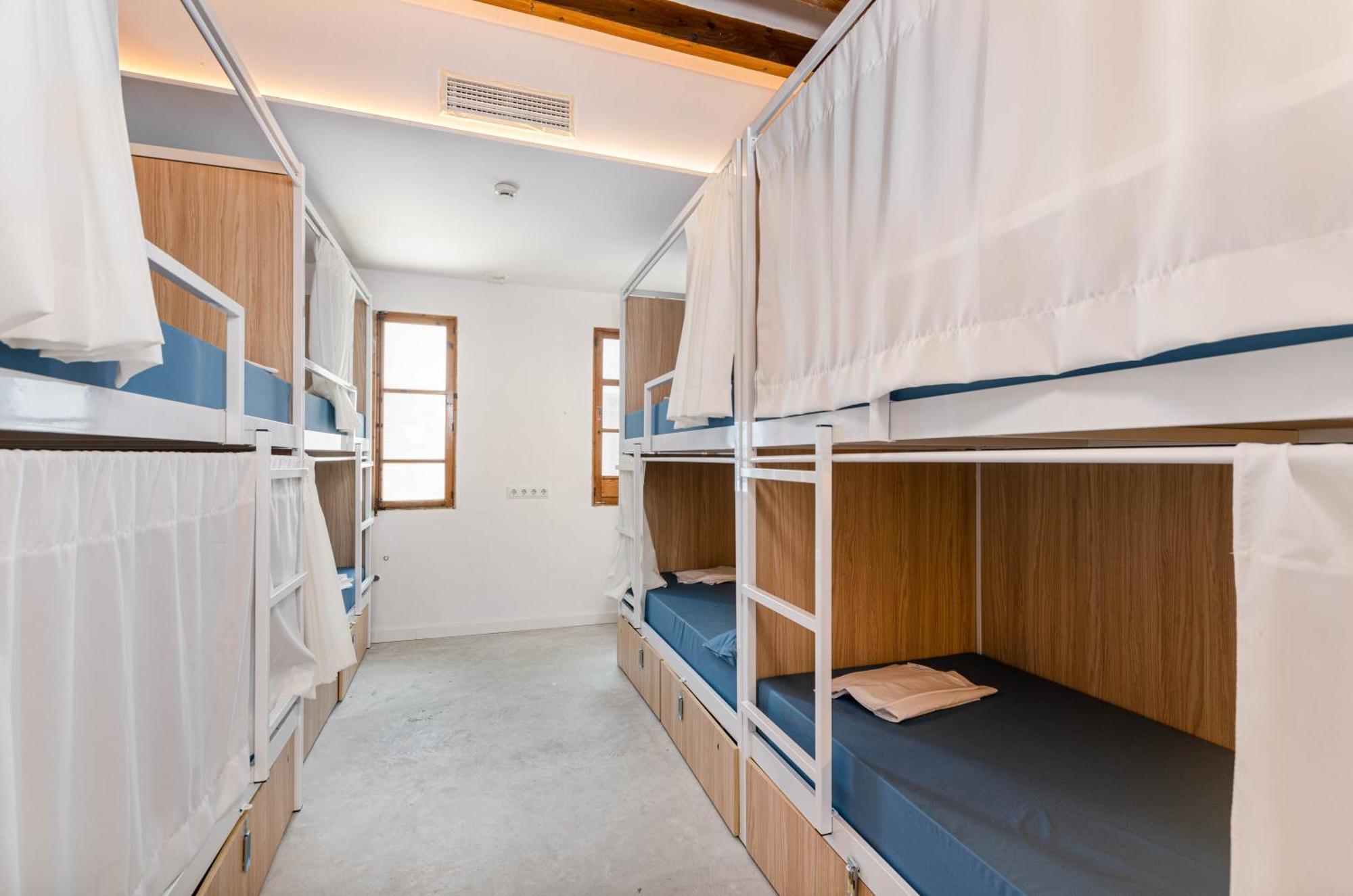 Lit Simple dans Dortoir pour Femmes