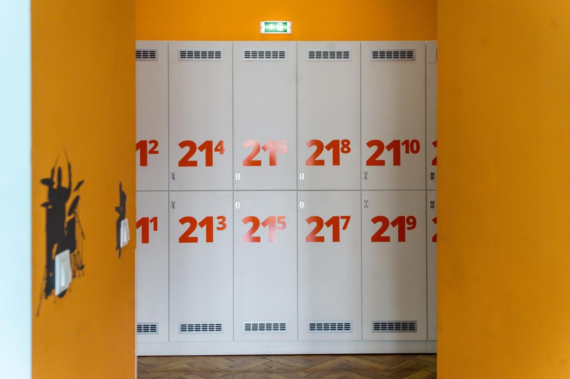 Bed in 20-Bed Mixed Dormitory Room
