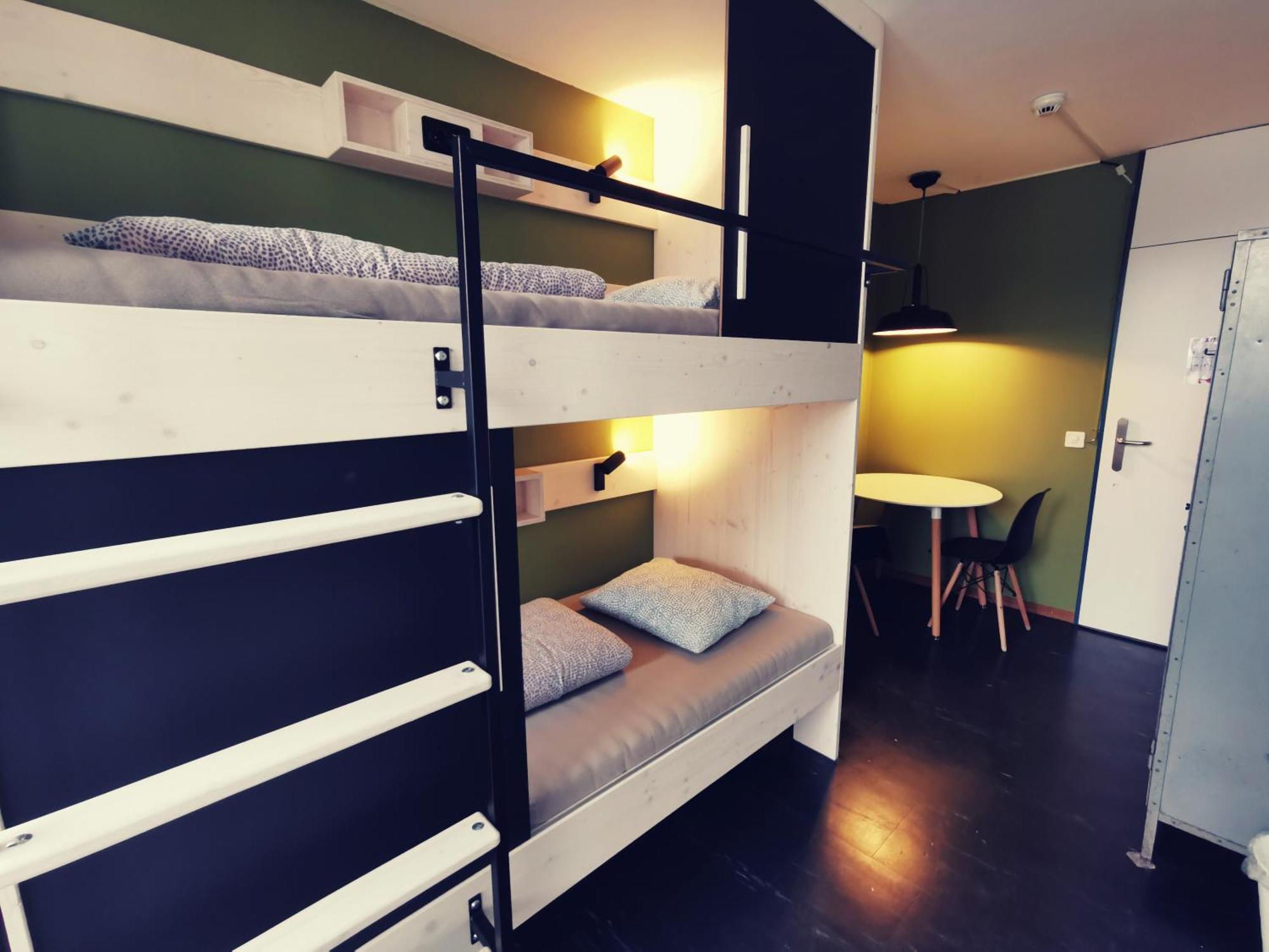 Lit Simple dans un Dortoir Femmes de 2 Lits avec Salle de Bains Commune